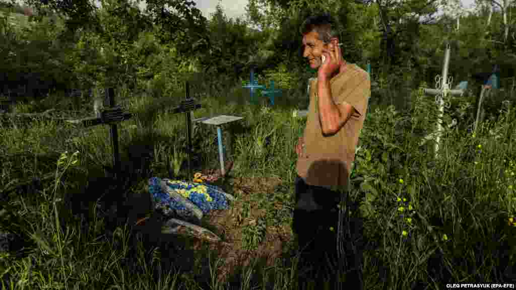 Навесні племінник Миколи приїхав із Києва ексгумувати тіла своїх батьків. &laquo;Ми їх перепоховали на цвинтарі, як людей&raquo;, &ndash; сказав Микола 