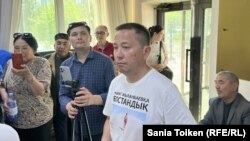 Қазақстанда ресми тіркеле алмай жүрген "Алға, Қазақстан!" оппозициялық партия белсенділері түрмеде отырған лидері Марат Жыланбаевтың апелляциялық шағымын қарайтын сотқа келіп тұр. Астана, 5 маусым 2024 жыл.