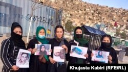 تعدادی از اعضای جنبش زنان مقتدر افغانستان تصاویری از زنانی را به دست گرفته اند که در جریان دو سال گذشته کشته شده اند 