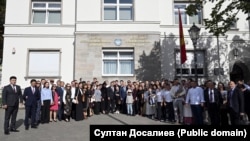 Кыргызстандын президенти Садыр Жапаров Германиядагы кыргыз диаспорасынын өкүлдөрү менен Берлиндеги элчиликтин алдында.  28-сентябрь, 2023-жыл.