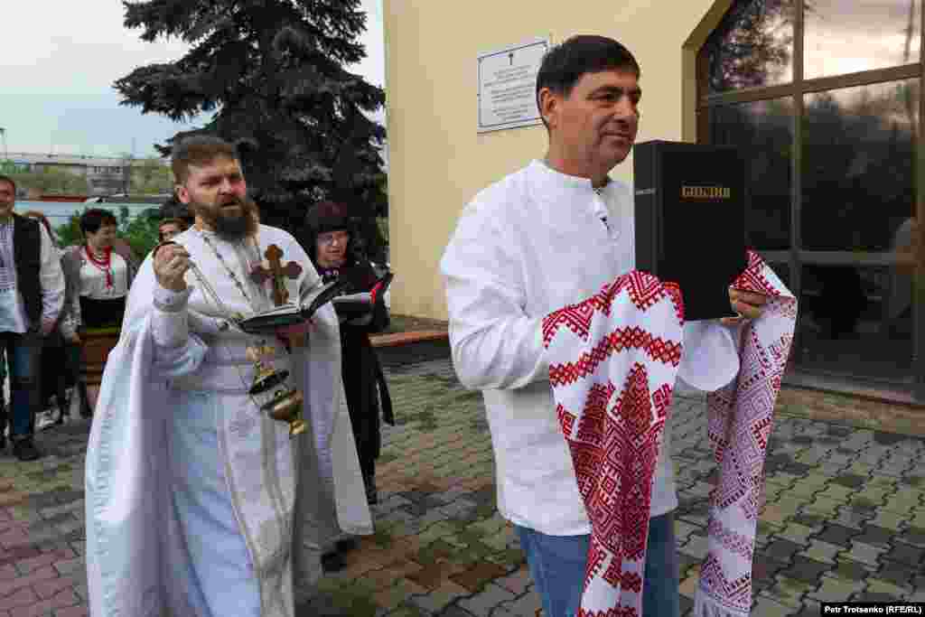 Пасхальная служба началась с праздничного крестного хода. Службу вёл священник Олег Галушка, который возглавляет греко-католическую общину в Алматы с 2017 года