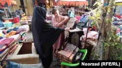 در بازار نیز محصولات صنایع دستی زنان خریداران خوبی دارد