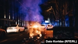 За останні дні силовики у Грузії застосовували проти учасників протесту проти закону «про іноагентів» сльозогінний газ та водомети, були затримані десятки людей. Демонстранти кидали каміння, підпалювали баки, будували барикади 