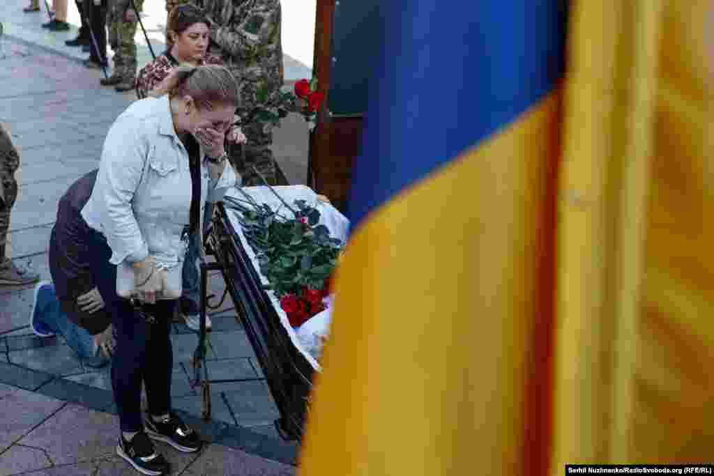 Народ України втратив своїх оборонців, бойові побратими&nbsp;&ndash; соратників і друзів, а родини&nbsp;&ndash; своїх синів, чоловіків, батьків. В Україні вже немає ні села, ні міста, на цинтарях яких не майоріли б синьо-жовті прапори