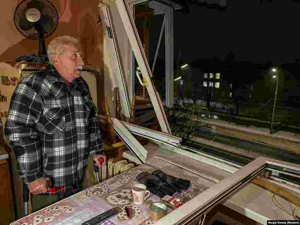 Хомын у разбитого окна