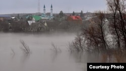 Татар Каргаласы авылы аркылы Каргала елгасы уза, авыл читеннән — Сакмар елгасы. Ике елгада да су дәрәҗәсе күтәрелгән, агым тизәйгән.