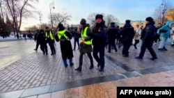 Десятки родичів мобілізованих російських чоловіків поклали квіти до Могили Невідомого солдата — меморіалу Другої світової війни під Кремлем у Москві — 3 лютого, відзначаючи 500 днів призову Росії на війну проти України