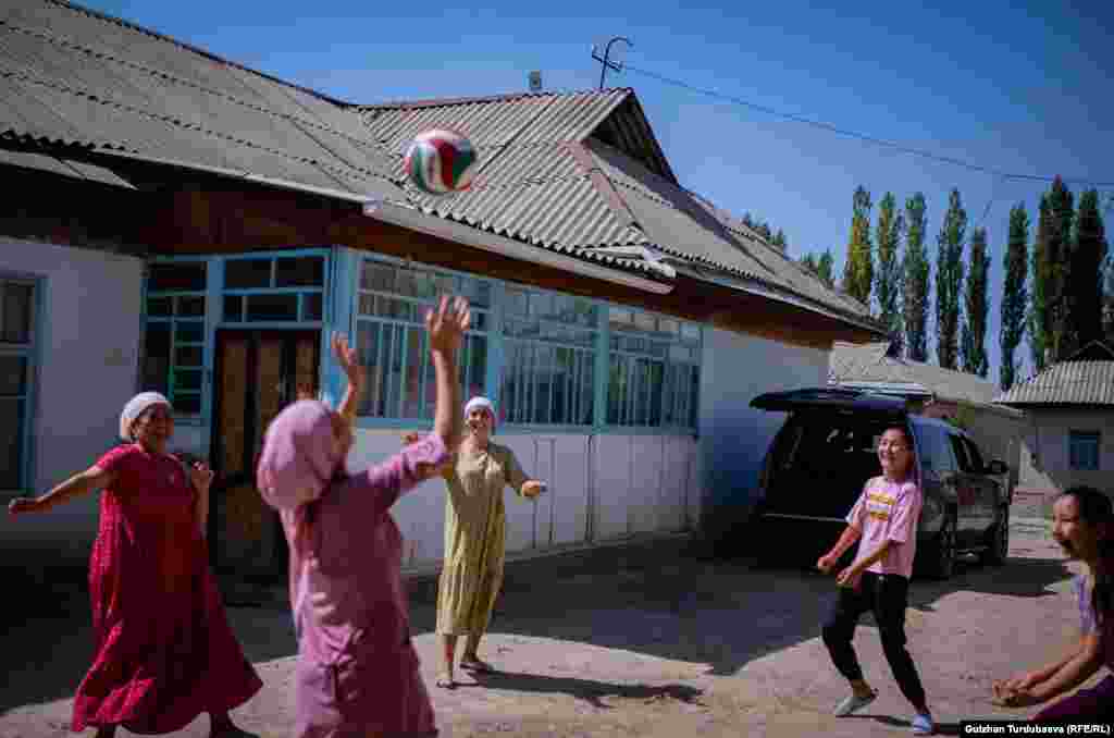 Кыргызстанда акыркы жылдары Айсулуу Тыныбекованын эл аралык аренада жараткан ийгилигинен кийин кыздарын күрөшкө берген ата-энелер көбөйгөн.&nbsp;