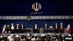 Ирандын жогорку лидери Аятолла Али Хаменеи (ортодо) 28-июлда Масуд Пезешкианды Ирандын президенттигине расмий түрдө жактырды.
