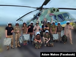 Андрій хоча і був пілотом винищувача, намагався через американських колег та друзів допомогти побратимам - пілотам гелікоптерів