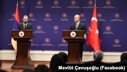 Министр иностранных дел Армении Арарат Мирзоян (слева) и министр иностранных дел Турции Мевлют Чавушоглу