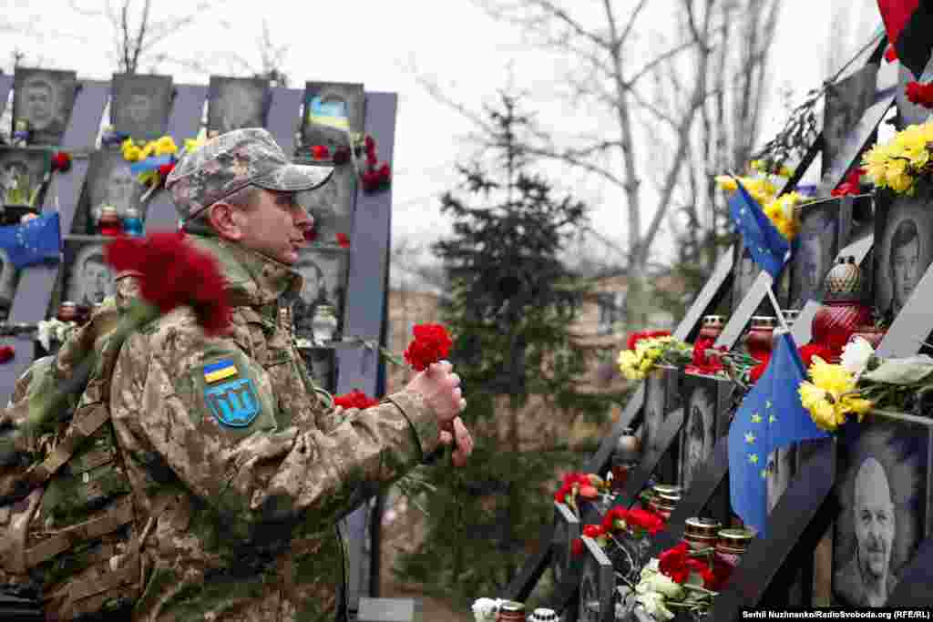 &laquo;Але працівники ДБР продовжують роботу, поки всі причетні до злочинів під час Євромайдану &ndash; до останнього виконавця &ndash; не понесуть заслужене покарання. Як відомо, для протидії 841 тисячі активістів з листопада 2013-го по лютий 2014 року було залучено 60 тисяч правоохоронців&raquo;, &ndash; додає відомство