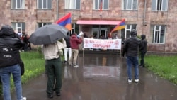 Գյումրիի տնտեսագիտական համալսարանում իրավիճակը լարվեց. ակցիայի մասնակիցների մուտքն արգելվեց