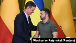 Украинанын президенти Владимир Зеленский менен Испаниянын премьер-министри Педро Санчес биргелешкен маалымат жыйынында. Киев. 1-июль, 2023-жыл