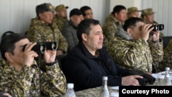 Президент Садыр Жапаров Куралдуу күчтөрдүн машыгуусунда. Иллюстрациялык сүрөт