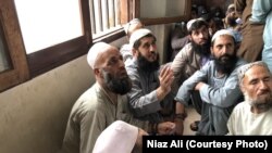 شماری از پناهجویان افغان که در شهر کراچی بازداشت شده اند - عکس از آرشیف