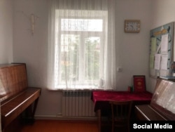 Каракол шаардык балдар музыкалык мектебинин бөлмөсү.