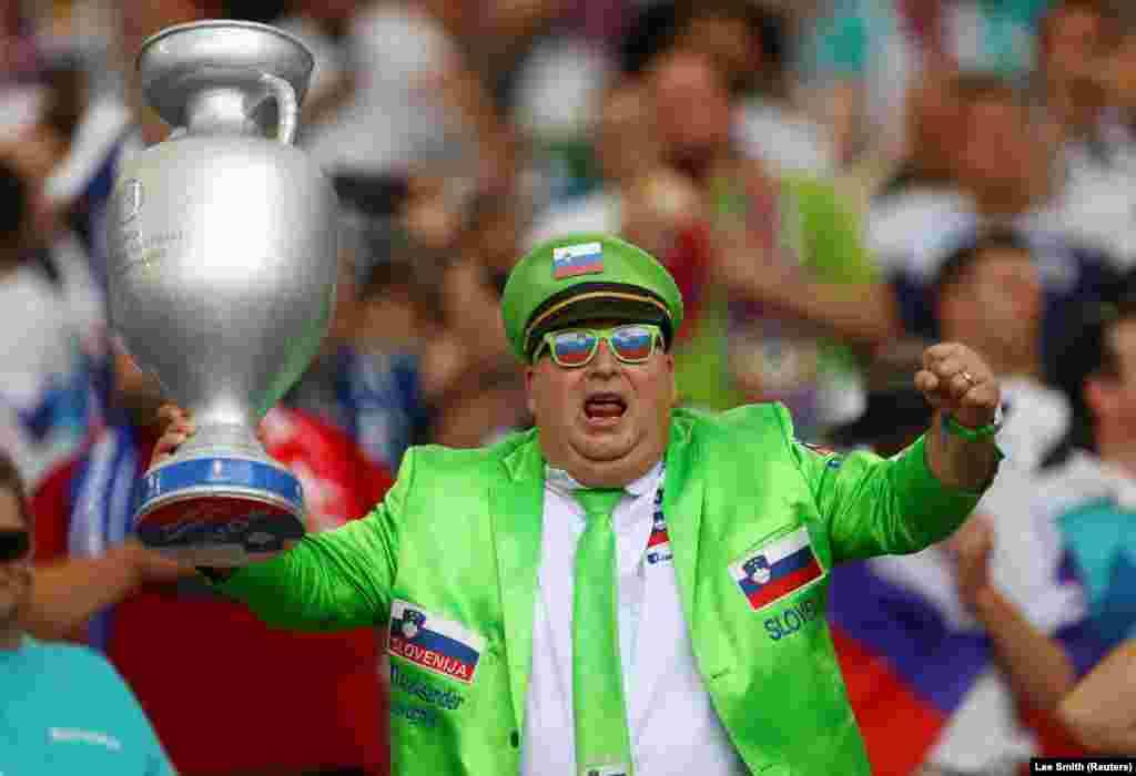 Словенский фанат держит копию трофея перед матчем группы C против Дании на &laquo;Штутгарт Арене&raquo;, 16 июня. Результат встречи &mdash; ничья 1:1