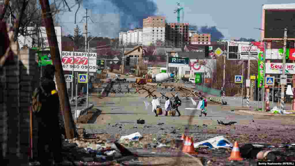 Буча жана Ирпин шаарларынын тургундары үй-жайын таштап кетип жатат, 11-март. 2022-жыл.