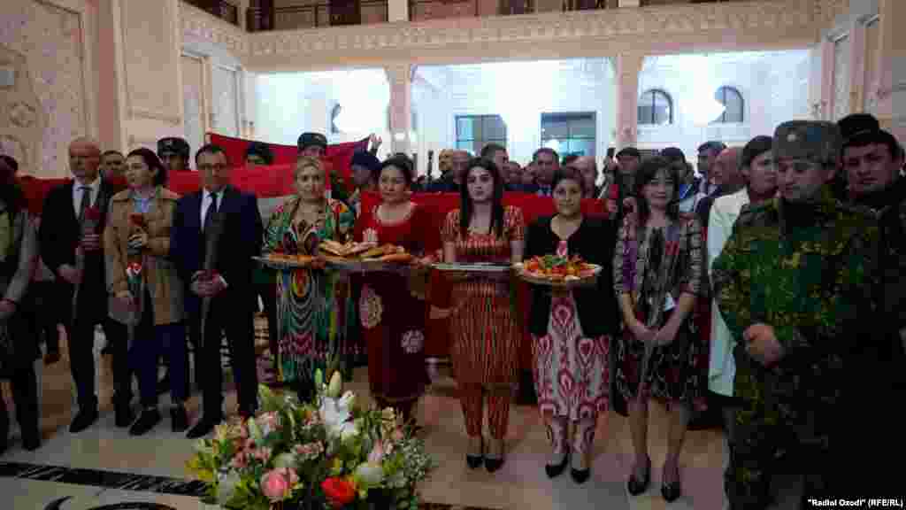 Встреча спасателей КЧС Таджикистана в душанбинском аэропорту&nbsp;