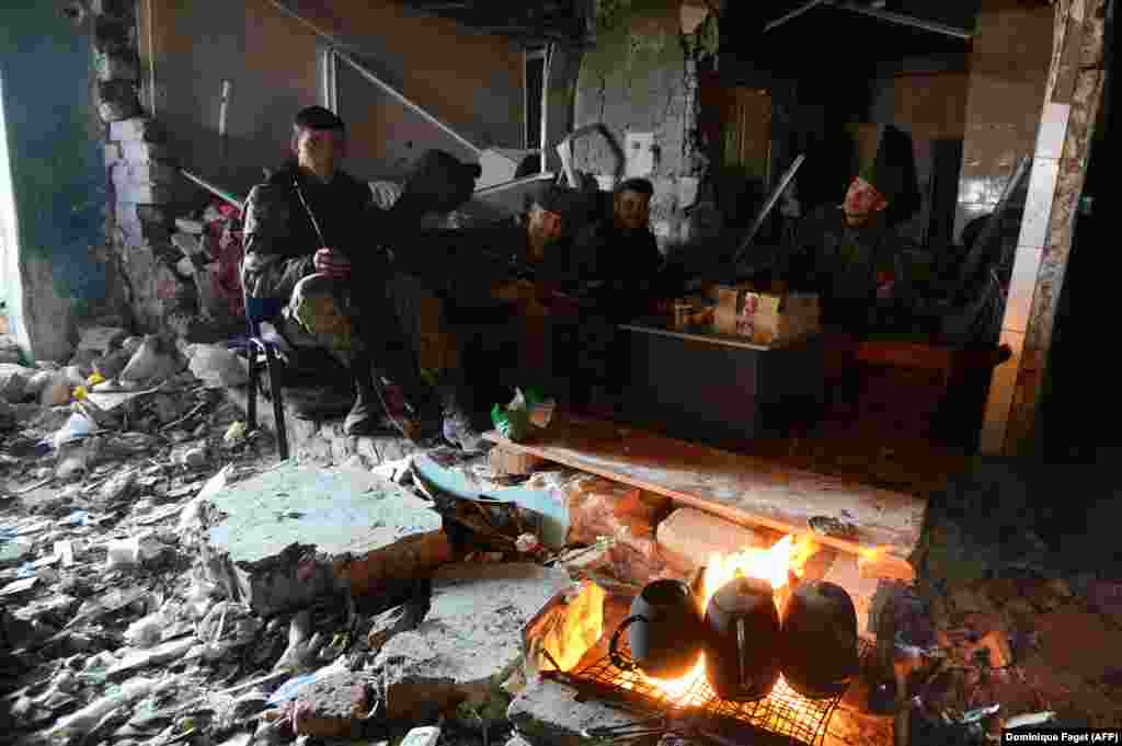 Поддерживаемые Россией сепаратисты среди развалин донецкого аэропорта во время второго боя за объект, октябрь 2014 года. В сентябре 2014 года сепаратисты атаковали украинские войска, которые находились на территории объекта. Аэропорт тогда был единственным плацдармом украинских сил в Донецке. Город перешёл под контроль сепаратистов &nbsp;