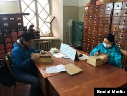 Э.Ногойбаева (солдо) менен Г.Алагөз Одесса облусунун архивинде. 2021