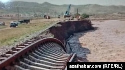 2024-nji ýylyň maý aýynda Maryda ýagan güýçli ýagyş Tagtabazar etrabynda demirýoluň onlarça metre ýetýän böleginiň opurylamagyna getirdi.