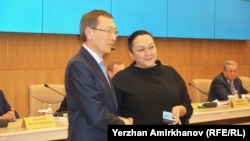 Глава ЦИК Нурлан Абдиров вручает удостоверения депутата Гаухар Танашевой. Астана, 28 апреля 2023 года