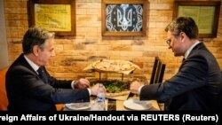 Міністр закордонних справ України Дмитро Кулеба (праворуч) і державний секретар США Ентоні Блінкен в Veterano Pizza. Київ, 14 травня 2024 року