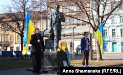 Тарас Шевченконун айкелинин жанында. Прага. 03.3.2015.