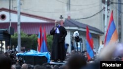 Բագրատ արքեպիսկոպոս Գալստանյանը ելույթ է ունենում Երևանում՝ կառավարական առանձնատների մոտ, 26-ը մայիսի, 2024թ.