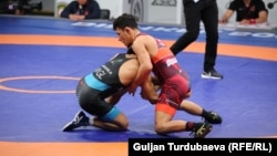 Бекзат Алмаз уулу Мункх Эрдене Батхуяг менен күрөшүп жаткан учур. 19-апрель, 2024-жыл.
