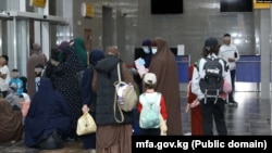 Сириядан кайтарылган аялдар жана балдар. Бишкек, Кыргызстан. 30-август, 2023-жыл. (Сүрөт ТИМге таандык)