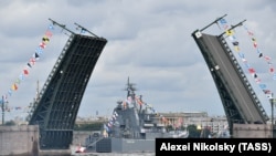 Новороссийск портундагы "Оленегорский горняк" десанттык кемеси. Архивдеги сүрөт.