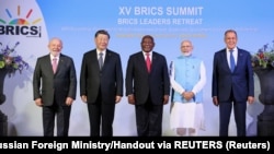 Бразилиянын президенти Лула да Силва, Кытайдын лидери Си Цзинпинь, Түштүк Африканын президенти Сирил Рамафоза, Индиянын өкмөт башчысы Нарендра Моди, Орусиянын тышкы иштер министри Сергей Лавров БРИКСтин саммитинде. Йоханнесбург, Түштүк Африка. 22-август, 2023-жыл. 