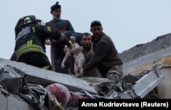 Спасение ребенка после российского удара по многоэтажному дому в Славянске Донецкой области, 14 апреля 2023 года