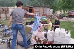 Співробітники рятують вцілілі речі