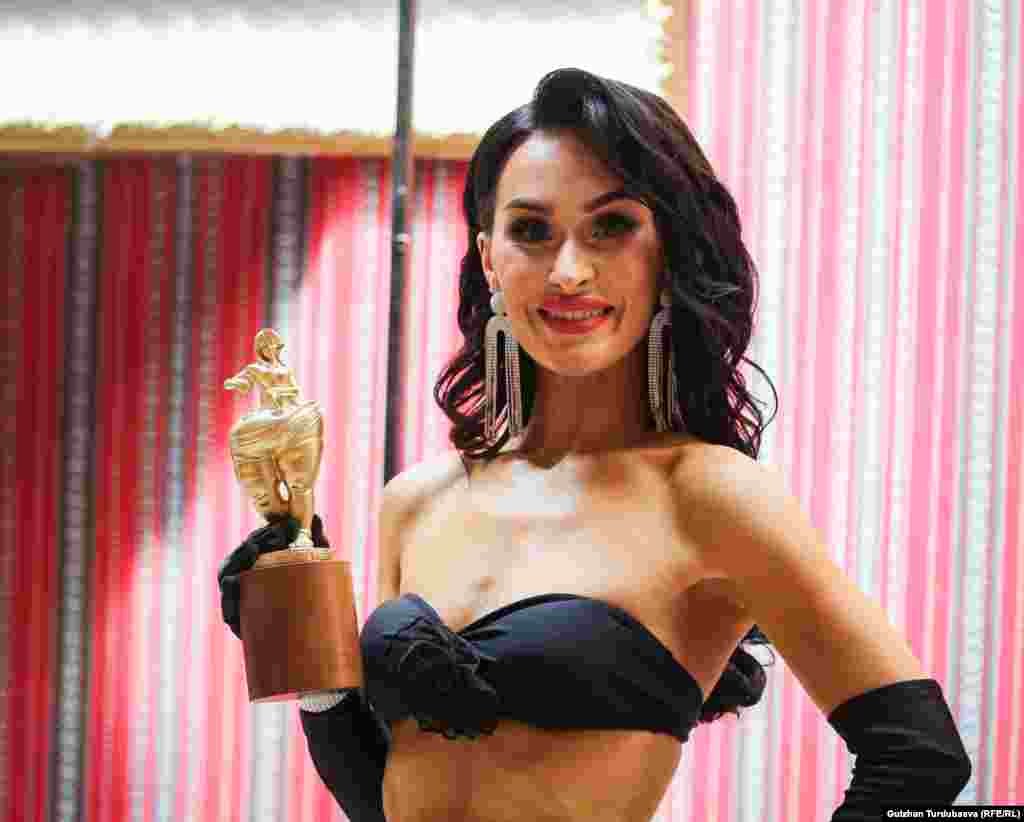 Үч баланын энеси Дарья Исмаилова бир жылда 17 килограммга арыктаган. Ал&nbsp;&quot;трансформация&quot; сынагында экинчи орунду ээледи.&nbsp; &quot;Башында залга келгенде аябай депрессияда болчумун. Күзгүдөн караганда өзүмдүн денем, өзүмө такыр жакчу эмес. Анан арыктоону максат кылдым. Ошол кыялымды ишке ашыруу үчүн бир жылдай тынбай машыгып, туура тамактандым. Азыр өзүмө абдан канааттанам. Кыздарга айтаарым: максат койдуңарбы, эч нерседен коркпой ага жеткенге аракет кылгыла. Менин уулум быйыл 11-классты аяктады. Жеңишимди уулума арнайм&quot;, - деди Дарья Исмаилова.&nbsp;