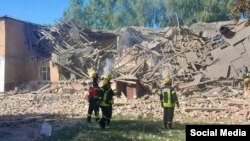 Рятувальники на місці влучання російського безпілотника у школу у Ромнах на Сумщині, 23 серпня 2023 року 