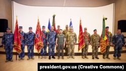 Президент України Володимир Зеленський (посередині) із українськими військовими у День Військово-морських сил ЗСУ. Одеса, 2 липня 2023 року 