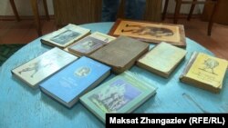 Алыкул Осмоновдун "Жолборс терисин кийген баатыр" котормосунун ушул кезге чейин чыккан бир канча басылмасы.