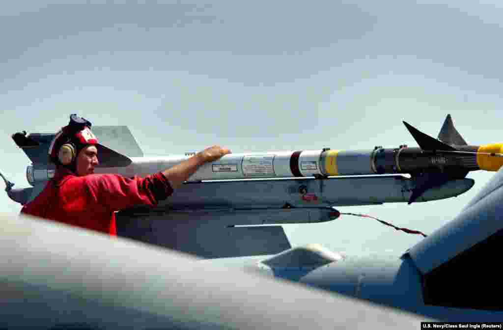 AIM-9 kysymly ugrukdyryp bolýan howa hüjümlerine garşy ulanylýan Sidewinder raketalary