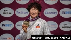 Айсулуу Тыныбекова кезектеги алтын медалы менен. Бишкек, Кыргызстан. 2024-жылдын 14-апрели.