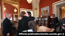 Сэнатарка Джын Шагін (зьлева) і Сьвятлана Ціханоўская