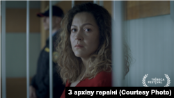 Афіша да прэм’еры фільма «Пад шэрым небам» Мары Тамковіч
