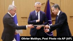 Церемония передачи официальных документов главой МИД Финляндии Пекка Хаависто госсекретарю США Энтони Блинкену