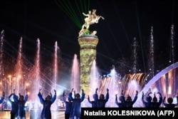 Gurbanguly Berdimuhamedowyň heýkeli.