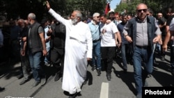 Բագրատ սրբազանի առաջնորդությամբ երթի մասնակիցները անցնում են Երևանի փողոցներով, 10-ը մայիսի, 2024թ․