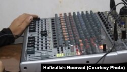 رادیو نهاد بیشتر به مسایل اجتماعی٬ سیاسی و تاریخی می پردازد