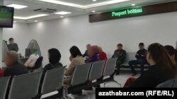 Pasport almak üçin nobat. Türkmenistan